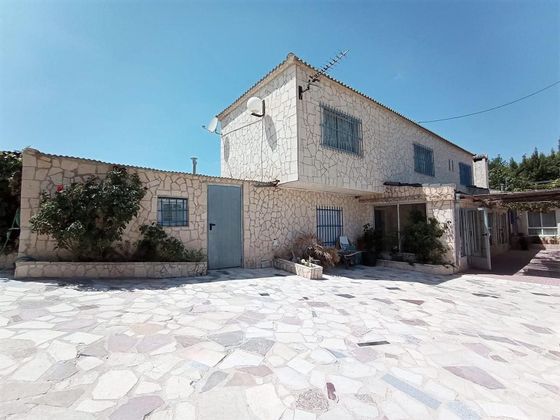 Foto 1 de Chalet en venta en El Fondo de les Neus-El Hondon de las Nieves de 5 habitaciones con terraza y garaje
