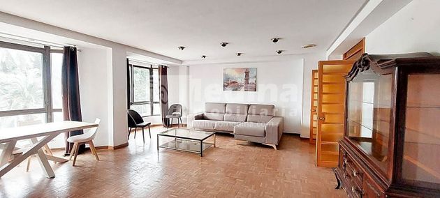 Foto 1 de Alquiler de piso en Centro - Elche de 5 habitaciones con muebles y balcón