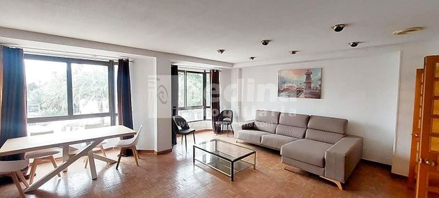 Foto 2 de Alquiler de piso en Centro - Elche de 5 habitaciones con muebles y balcón