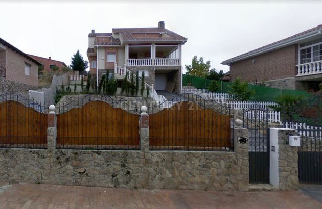 Foto 2 de Casa en venda a avenida Río Henares de 4 habitacions amb piscina