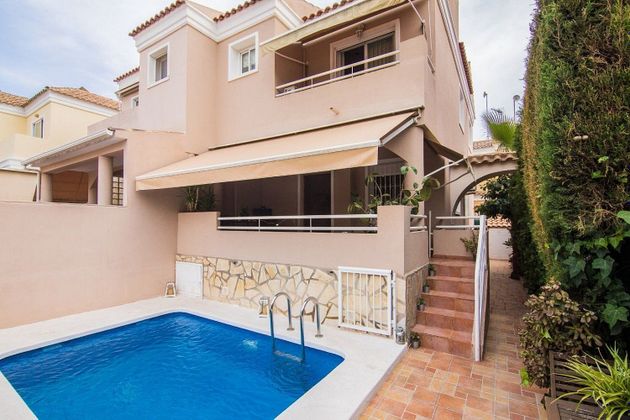 Foto 2 de Xalet en venda a calle Ribadeo de 3 habitacions amb terrassa i piscina