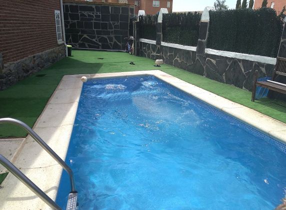 Foto 2 de Chalet en venta en Camarma de Esteruelas de 3 habitaciones con terraza y piscina