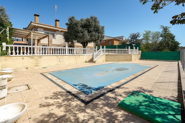 Foto 1 de Chalet en venta en Fuentenovilla de 4 habitaciones con terraza y piscina