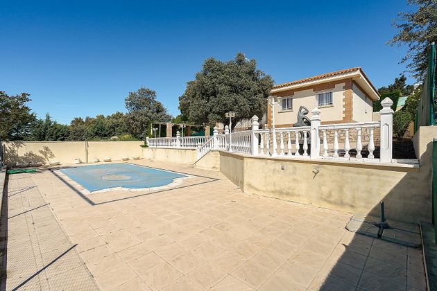 Foto 2 de Chalet en venta en Fuentenovilla de 4 habitaciones con terraza y piscina