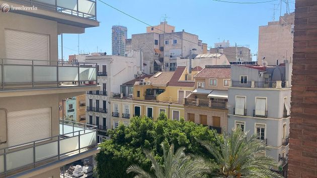 Foto 2 de Pis en venda a Centro - Alicante de 2 habitacions amb terrassa i aire acondicionat