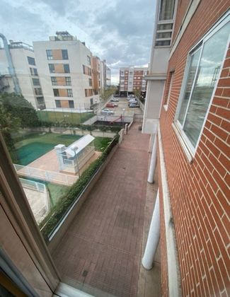 Foto 2 de Alquiler de piso en calle De Julián Camarillo de 1 habitación con piscina y garaje