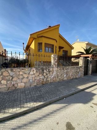 Foto 2 de Casa en venda a Torres de la Alameda de 3 habitacions amb piscina i jardí