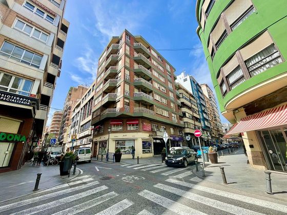 Foto 1 de Pis en lloguer a Centro - Alicante de 4 habitacions amb terrassa i balcó