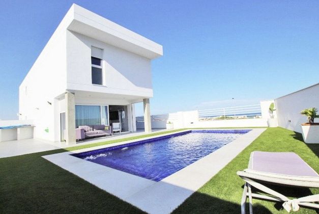 Foto 1 de Venta de casa en Urbanizaciones de 3 habitaciones con terraza y piscina
