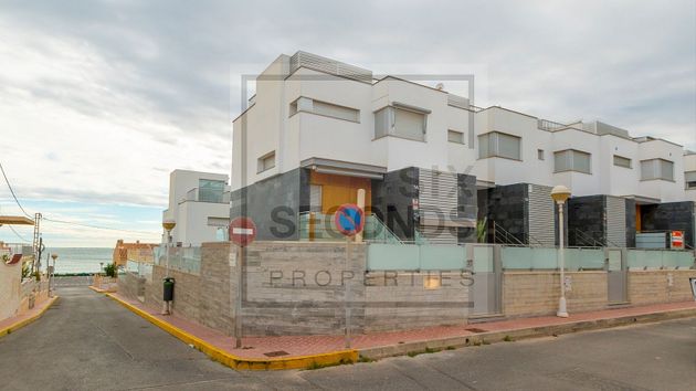 Foto 2 de Venta de casa en Guardamar Playa de 4 habitaciones con terraza y piscina