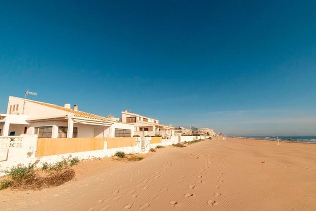 Foto 1 de Casa en venda a Guardamar Playa de 5 habitacions amb terrassa i piscina