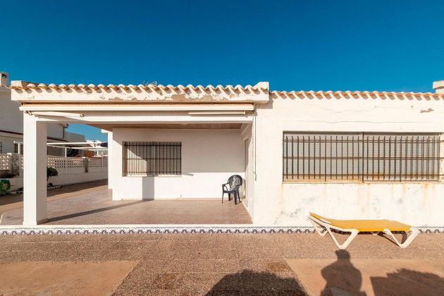 Foto 2 de Casa en venda a Guardamar Playa de 5 habitacions amb terrassa i piscina