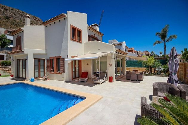 Foto 1 de Casa en venta en La Cala de Villajoyosa de 4 habitaciones con terraza y piscina