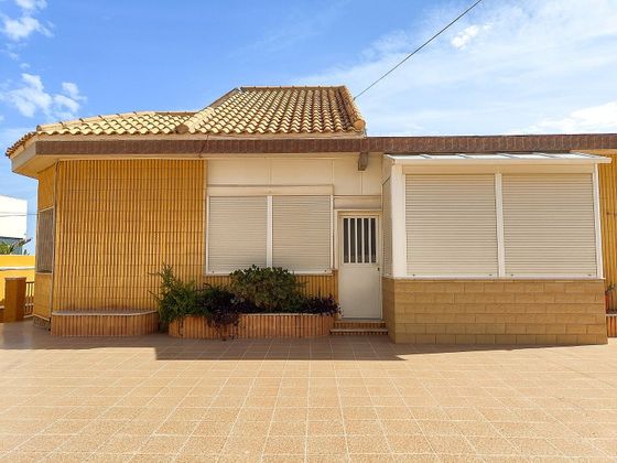 Foto 2 de Casa en venda a Guardamar Playa de 5 habitacions amb terrassa i garatge