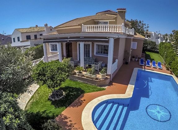 Foto 2 de Xalet en venda a calle De Los Hibiscus de 6 habitacions amb terrassa i piscina