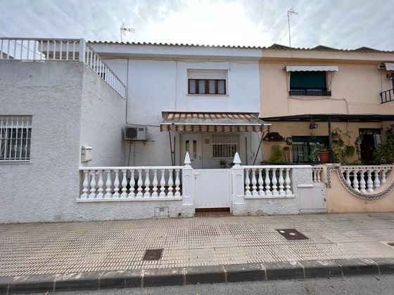 Foto 1 de Casa en venda a calle Miguel de Unamuno de 3 habitacions amb jardí i balcó