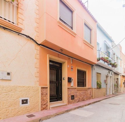 Foto 1 de Casa en venda a calle Santa Cecilia de 3 habitacions amb terrassa i aire acondicionat