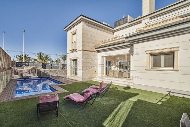 Foto 1 de Xalet en venda a Los Arenales del Sol de 4 habitacions amb terrassa i piscina