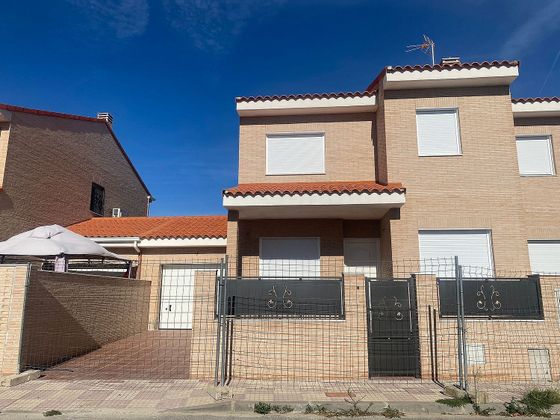 Foto 1 de Casa en venda a Carranque de 4 habitacions amb terrassa i garatge