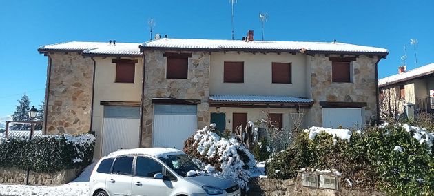 Foto 1 de Casa adossada en venda a Navarredonda de Gredos de 4 habitacions amb terrassa i garatge