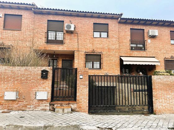 Foto 1 de Casa adosada en venta en El Mirador - Grillero de 4 habitaciones con terraza y garaje