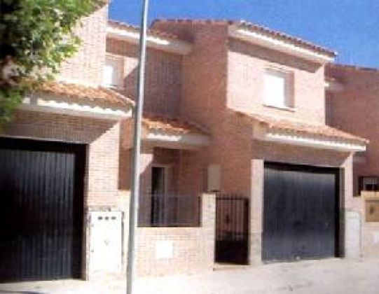 Foto 2 de Casa adossada en venda a Novés de 3 habitacions amb terrassa i garatge