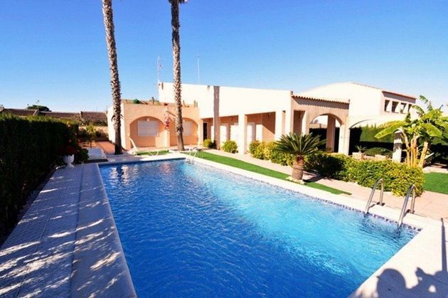 Foto 1 de Chalet en venta en Nueva Torrevieja - Aguas Nuevas de 5 habitaciones con terraza y piscina