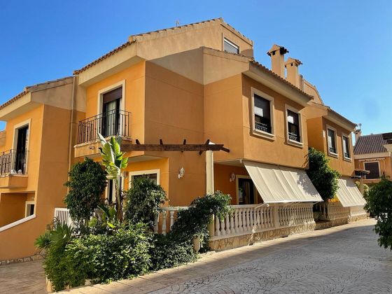 Foto 1 de Casa adosada en alquiler en calle Santa Pola de 4 habitaciones con terraza y piscina