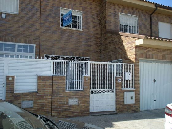Foto 1 de Venta de casa adosada en Los Robles de 3 habitaciones con garaje y aire acondicionado