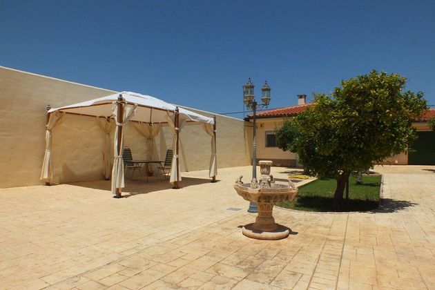 Foto 2 de Xalet en venda a Los Arenales del Sol de 4 habitacions amb garatge i jardí