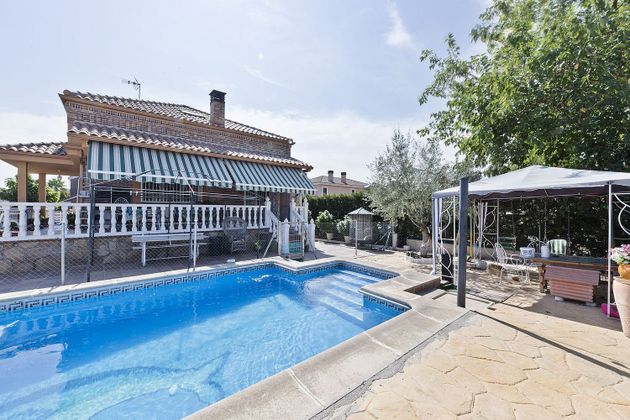 Foto 2 de Xalet en venda a Griñón de 6 habitacions amb piscina i jardí