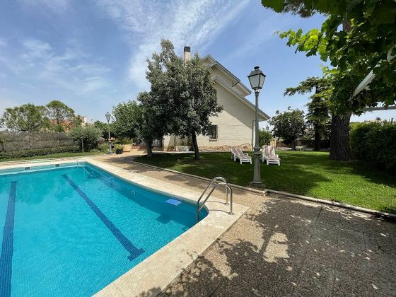 Foto 1 de Xalet en venda a Nuevo Aranjuez de 4 habitacions amb terrassa i piscina