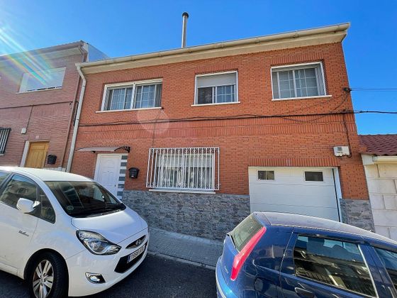 Foto 1 de Venta de casa adosada en Nuevo Aranjuez de 5 habitaciones con terraza y garaje