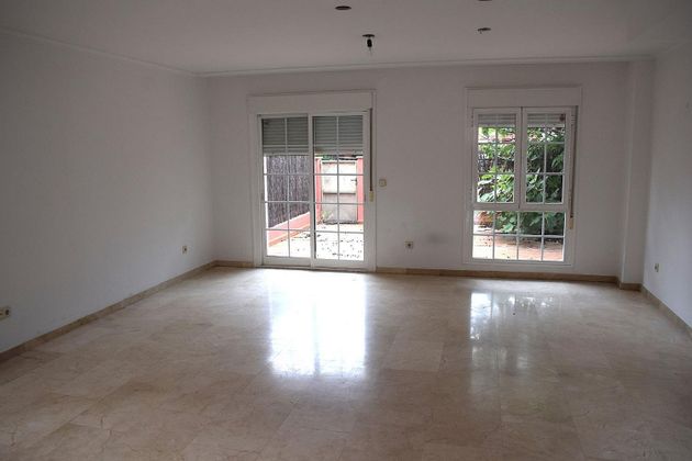 Foto 2 de Casa adosada en venta en Altos de Jarama de 3 habitaciones con terraza y piscina