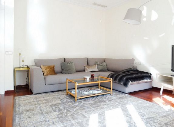 Foto 2 de Pis en lloguer a Casco Antiguo - Santa Cruz de 4 habitacions amb mobles i aire acondicionat