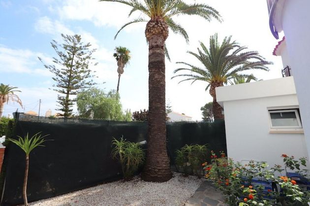 Foto 2 de Casa en venda a Les Marines/Las Marinas de 3 habitacions amb terrassa i piscina
