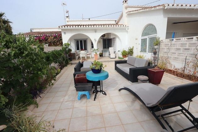 Foto 1 de Casa adossada en venda a Les Marines/Las Marinas de 3 habitacions amb terrassa i garatge