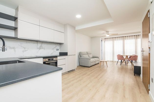 Foto 1 de Alquiler de piso en calle Josep Maria Buck de 3 habitaciones con muebles y ascensor
