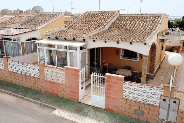 Foto 1 de Chalet en venta en Nueva Torrevieja - Aguas Nuevas de 2 habitaciones con terraza y piscina