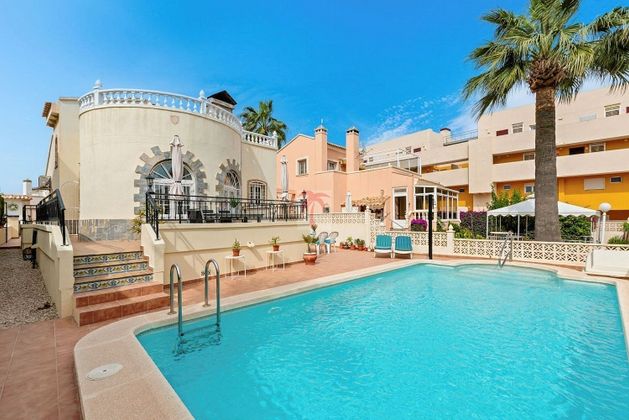 Foto 2 de Xalet en venda a calle Niágara de 4 habitacions amb terrassa i piscina