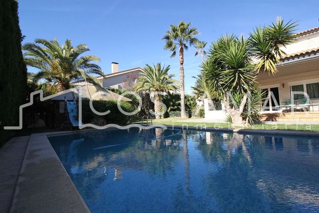 Foto 2 de Chalet en venta en Elda de 5 habitaciones con terraza y piscina