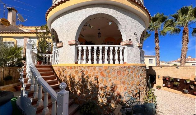Foto 1 de Casa en venda a Monforte del Cid de 4 habitacions amb terrassa i jardí