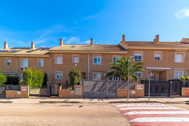 Foto 1 de Casa en venta en Torres de la Alameda de 4 habitaciones con piscina y garaje