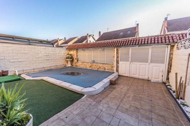 Foto 1 de Casa en venda a Mejorada del Campo de 4 habitacions amb terrassa i piscina