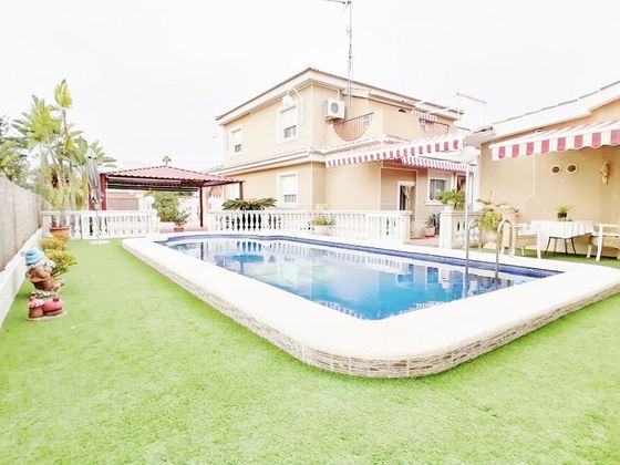 Foto 1 de Chalet en venta en San Fulgencio de 5 habitaciones con terraza y piscina
