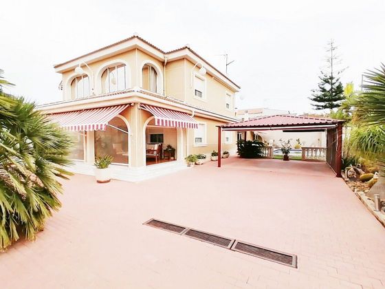 Foto 2 de Chalet en venta en San Fulgencio de 5 habitaciones con terraza y piscina