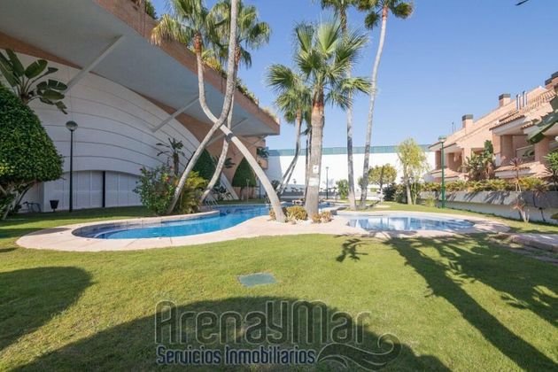 Foto 1 de Casa adossada en venda a calle Oceano de 7 habitacions amb terrassa i piscina