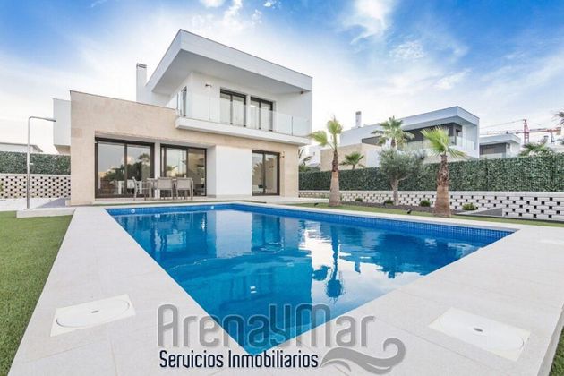 Foto 1 de Venta de chalet en Orihuela ciudad de 3 habitaciones con terraza y piscina