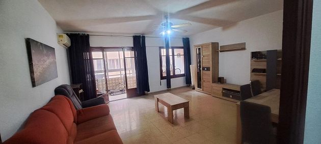 Foto 1 de Alquiler de piso en Campoamor de 4 habitaciones con terraza y muebles