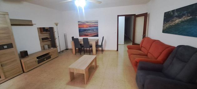 Foto 2 de Alquiler de piso en Campoamor de 4 habitaciones con terraza y muebles